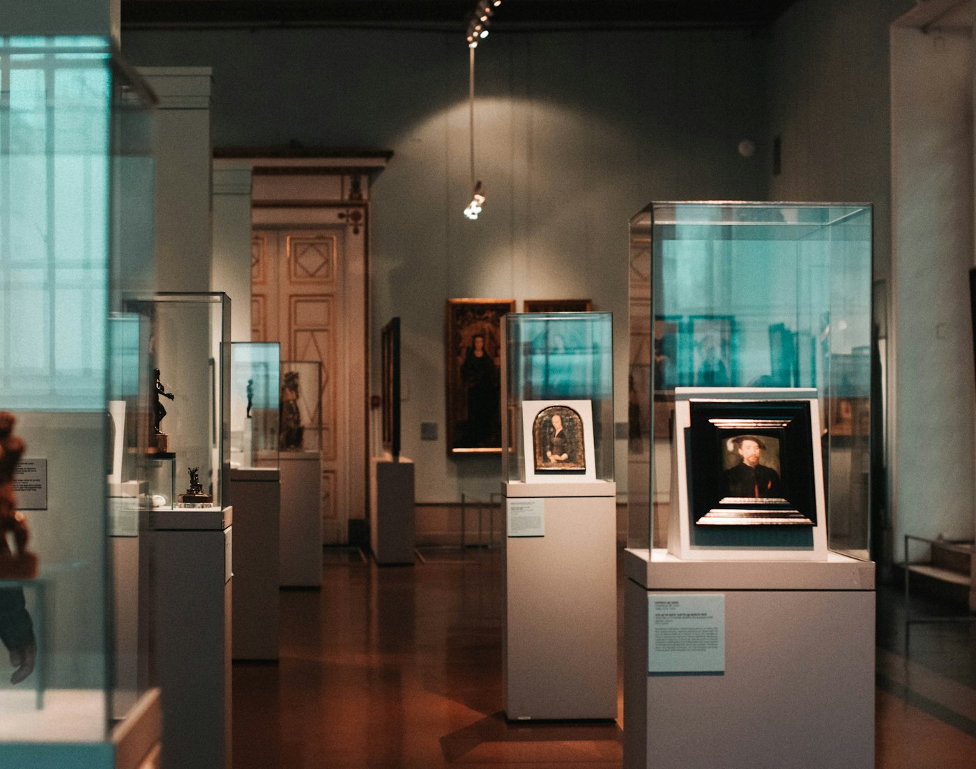 Gallery statues displayed inside a refined interior